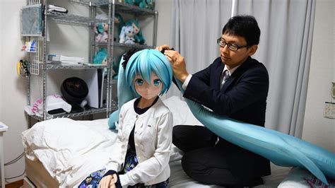 米紙が追跡「初音ミクと結婚した日本人男性はどんな。